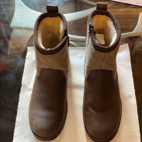 UGG Women’s 2 Tone All Weather Mini Boot - Picture 1 of 2